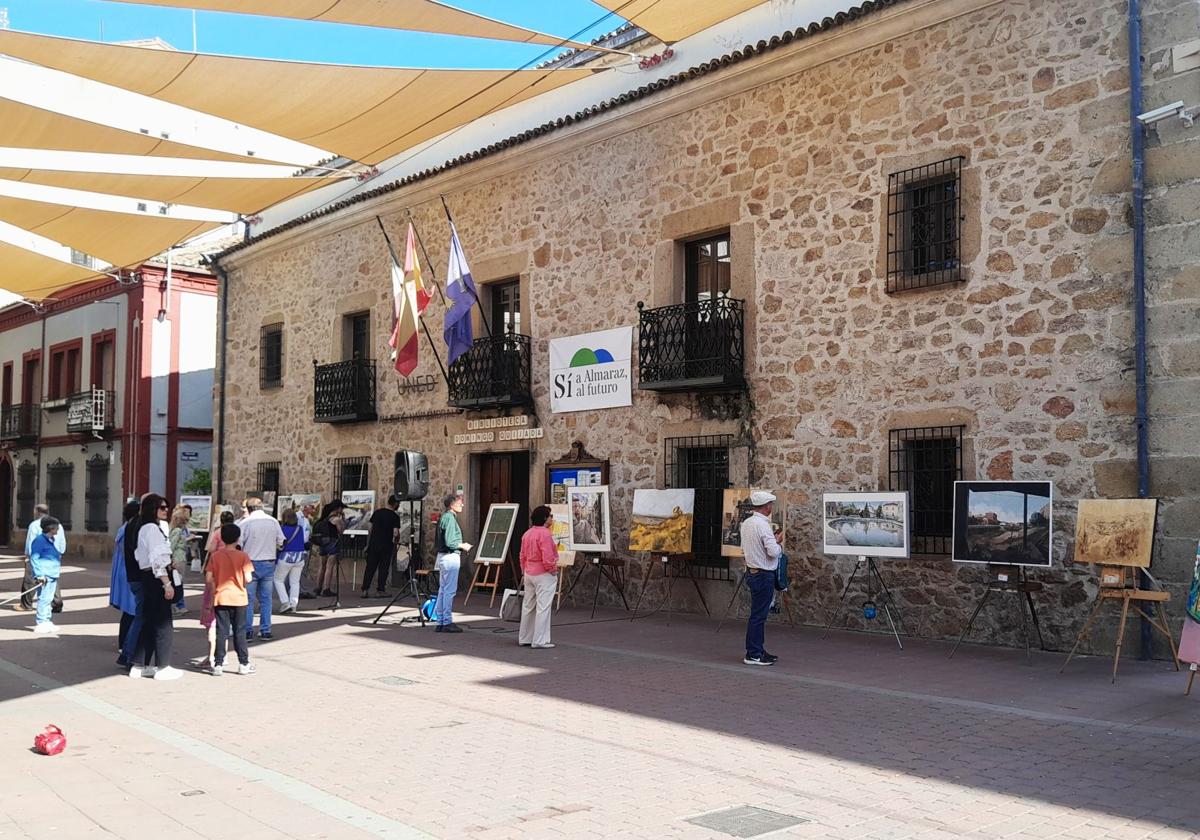 Las obras expuestas en la fachada de la Casa de Comillas