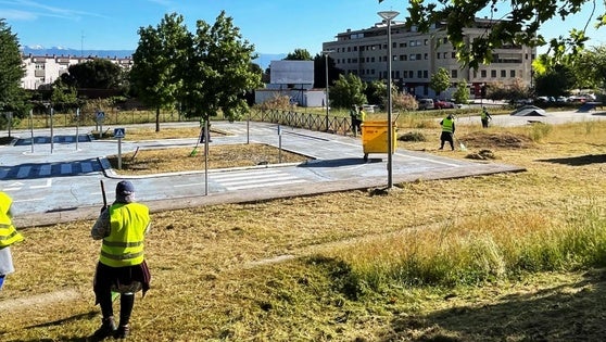 Avanzan los trabajos de desbroce en diferentes zonas del casco urbano