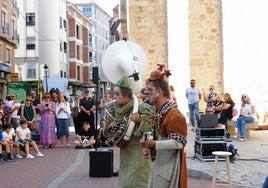 Asaco Producciones, organizadores del festival, en el peatonal con 'Ridi Pagliaccio'