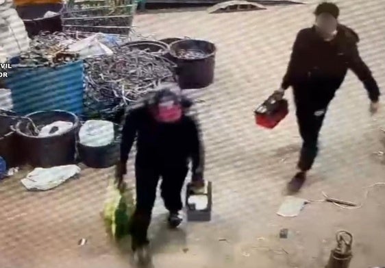 Detenidos dos varones por sustraer las baterías de vehículos estacionados en la vía pública