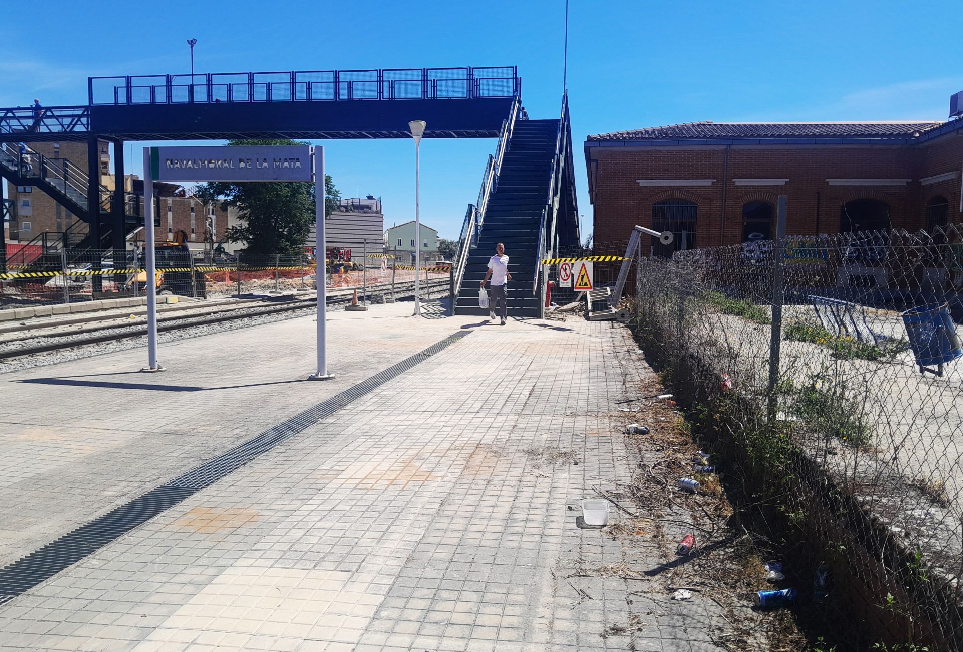 Basura en los accesos a la escalera