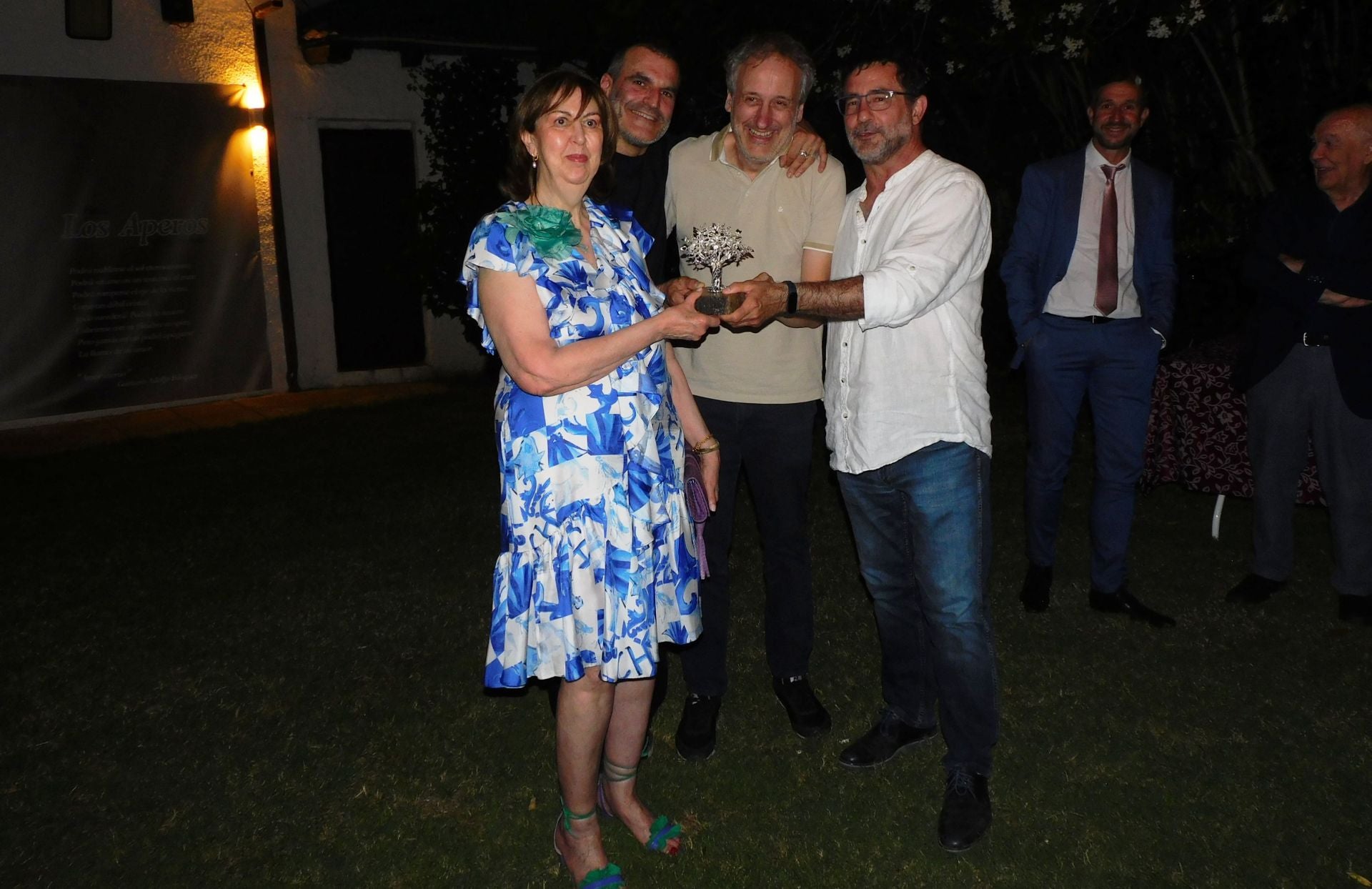 El ganador, a la derecha, con los tres finalistas