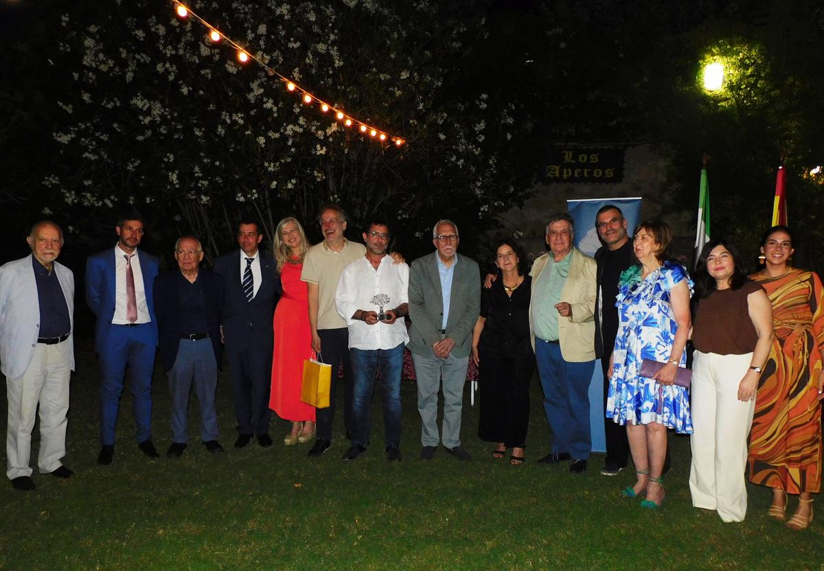 Ganador, finalistas, miembros del jurado y autoridades tras la entrega del premio