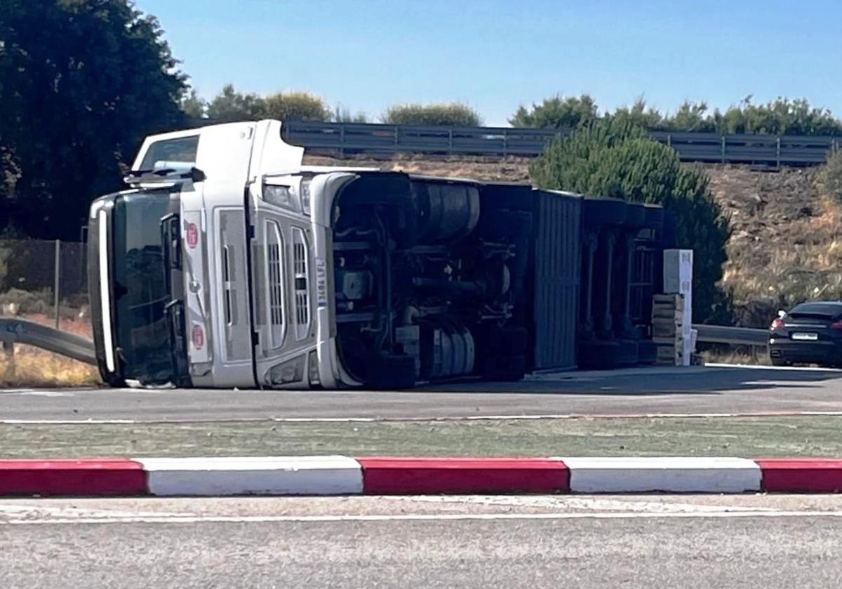 Imagen del vehículo volcado