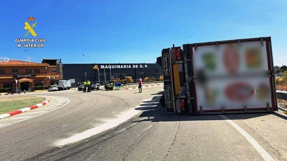Un camión vuelca en la rotonda de El Gallo y derrama combustible