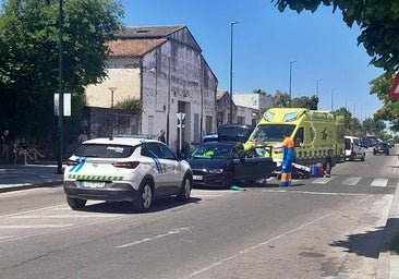 Una persona resulta herida en una colisión entre dos turismos en la avenida de las Angustias