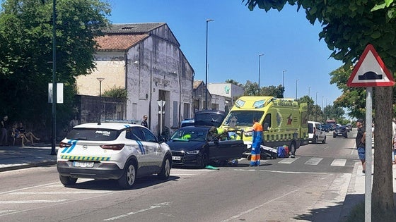 Una persona resulta herida en una colisión entre dos turismos en la avenida de las Angustias