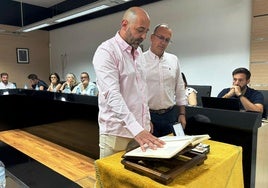 Toma de posesión de Bruno Marcos ante la mirada del alcalde