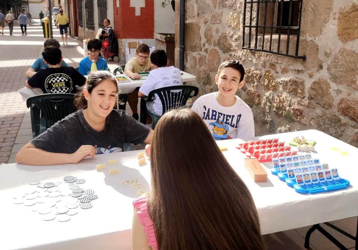 El instituto Albalat conmemora en la calle el Día Internacional del Juego