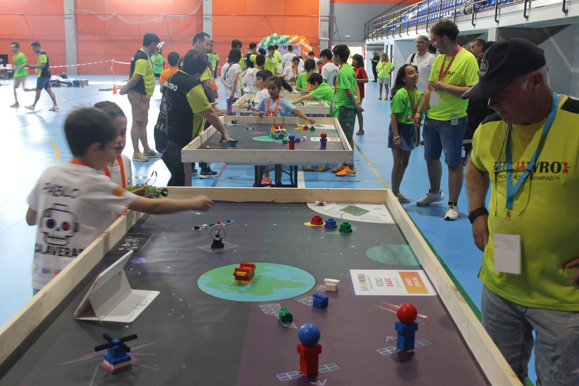 La robótica educativa 'toma' el pabellón Antonio Jara