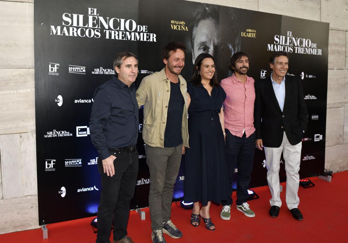 Miguel Ángel García de la Calera, segundo por la derecha, en el estreno