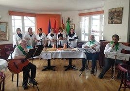 Pablo Hurtado, director general de Acción Exterior, y la socia del año, Julia Rodríguez-Moñino