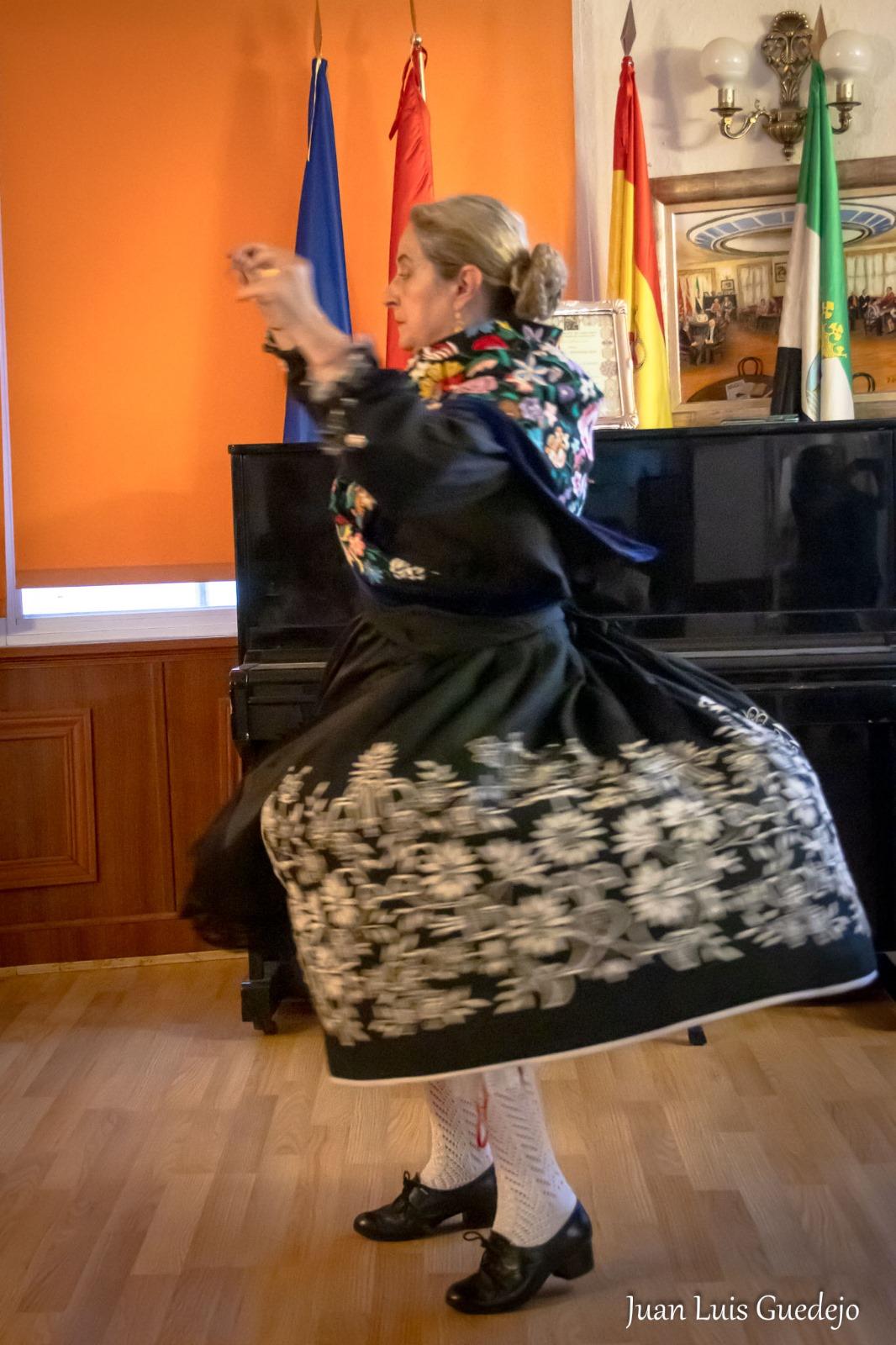 Inmaculada Carranza bailando una jota extremeña