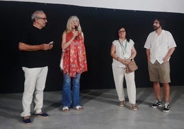 El director moralo a la derecha, en la presentación de la película