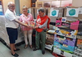 Los responsables de ADATO Extremadura, el Banco de Alimentos de Plasencia y Cáritas