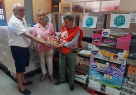 Fernando Martín, Loli Hernández y Antonio Ramos en la sede de Cáritas