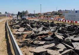 Actuaciones en marcha frente al cartel que anuncia las obras del tren