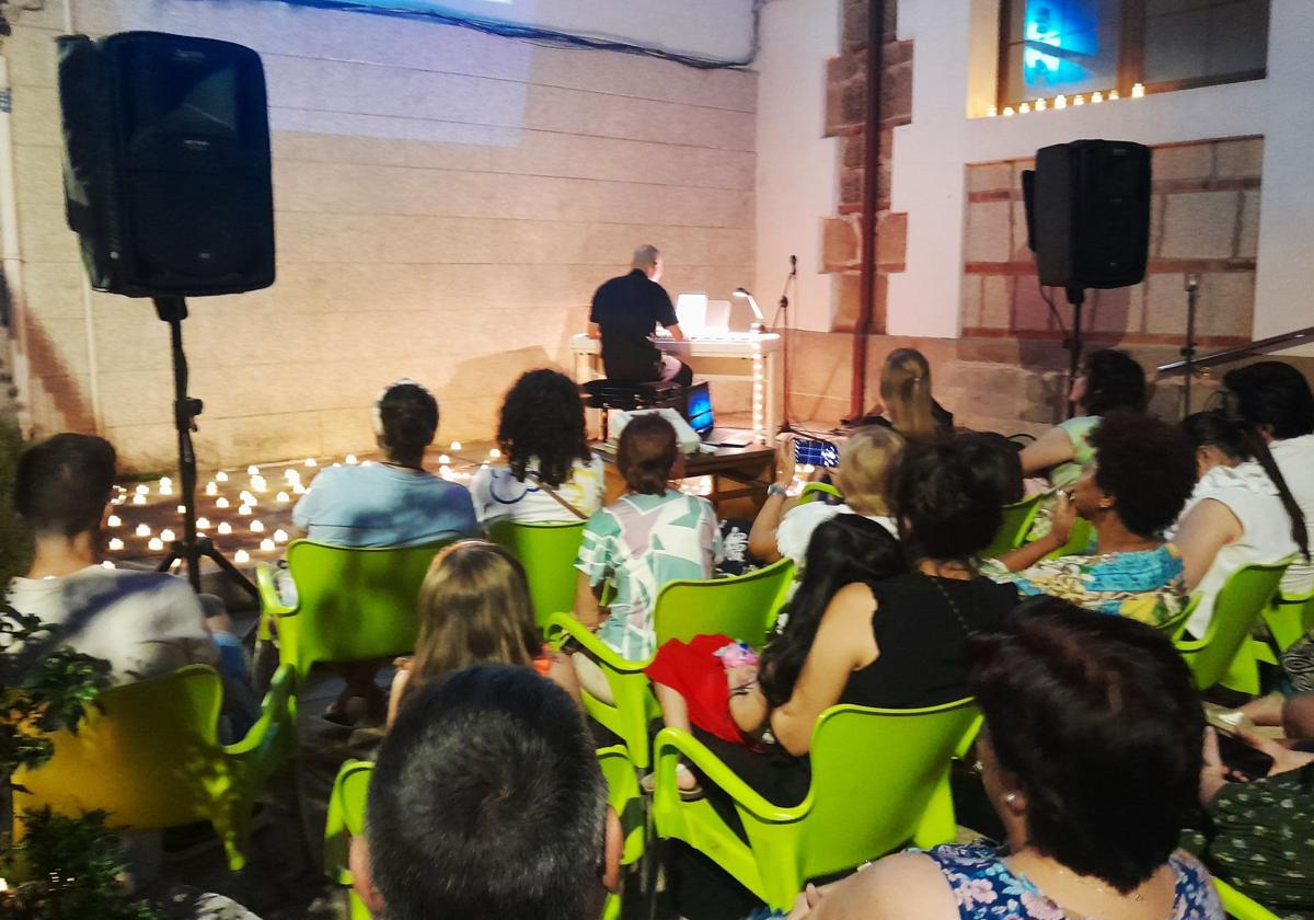 Música de piano en el patio de la Fundación Concha