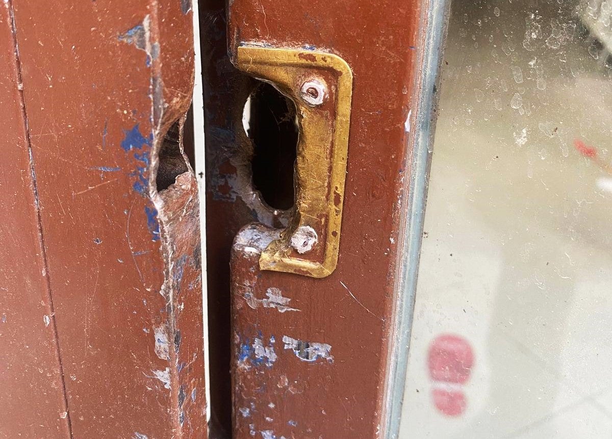 Así quedó la cerradura del local