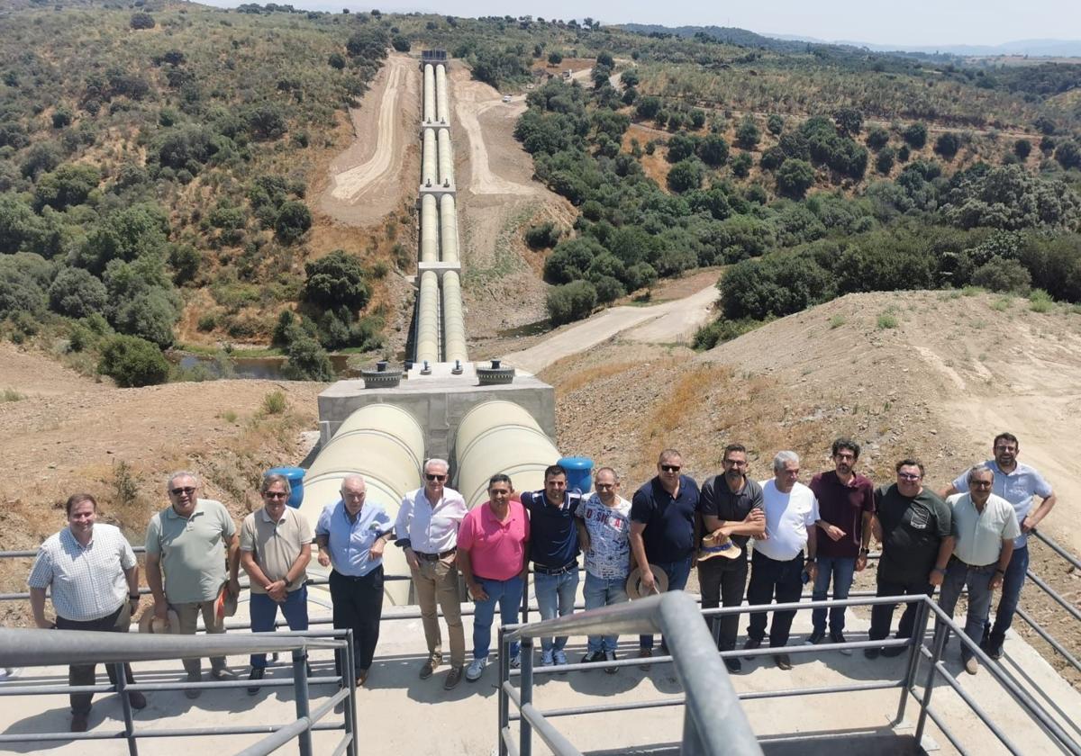 Directivos de Fertajo ante las obras realizadas en la zona de Coria
