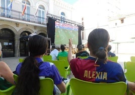 El calor frena la animación a la selección femenina en la plaza de España