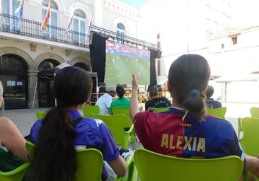 El calor frena la animación a la selección femenina en la plaza de España