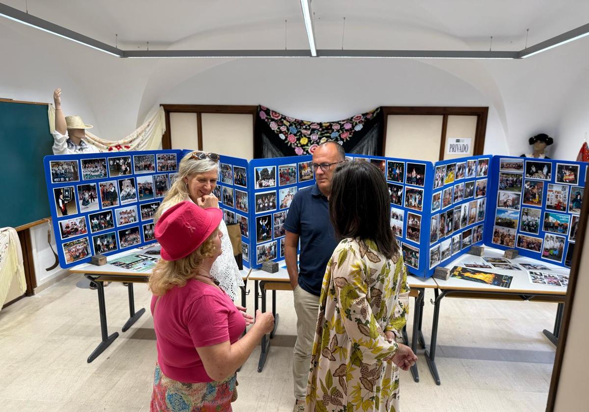 El alcalde y las concejalas en la exposición abierta en la Casa de Comillas
