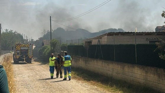 Tres bomberos afectados en el incendio iniciado en las traseras de la ITV
