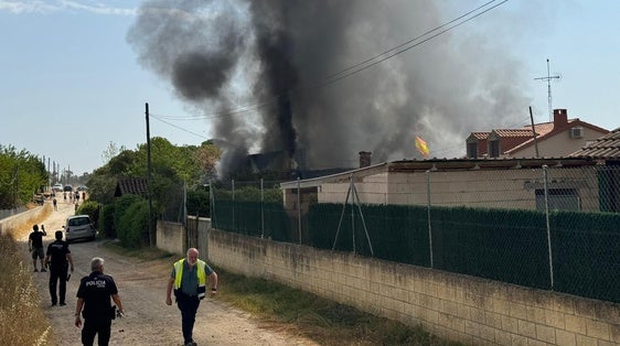 Un incendio destruye una nave con madera y pintura