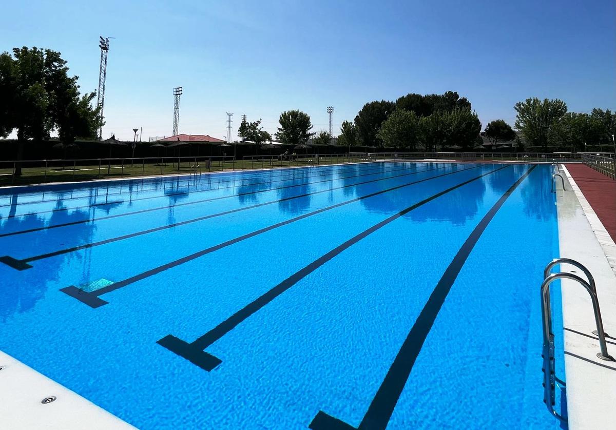 Piscina municipal sin bañistas