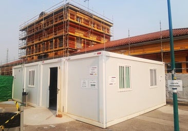 Un edificio provisional atiende a los viajeros del tren
