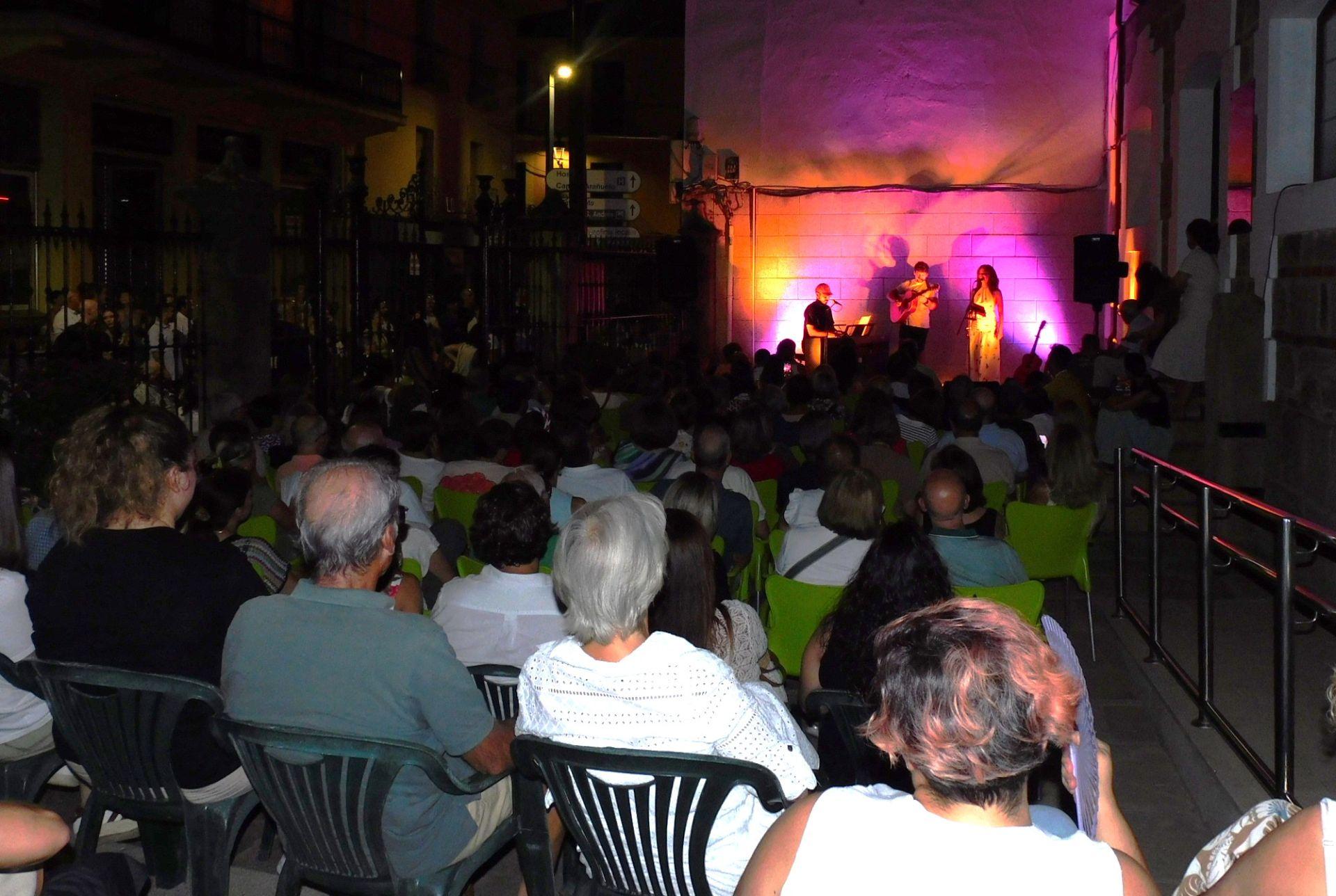 La actriz y cantante Clara Alvarado, profeta en su tierra