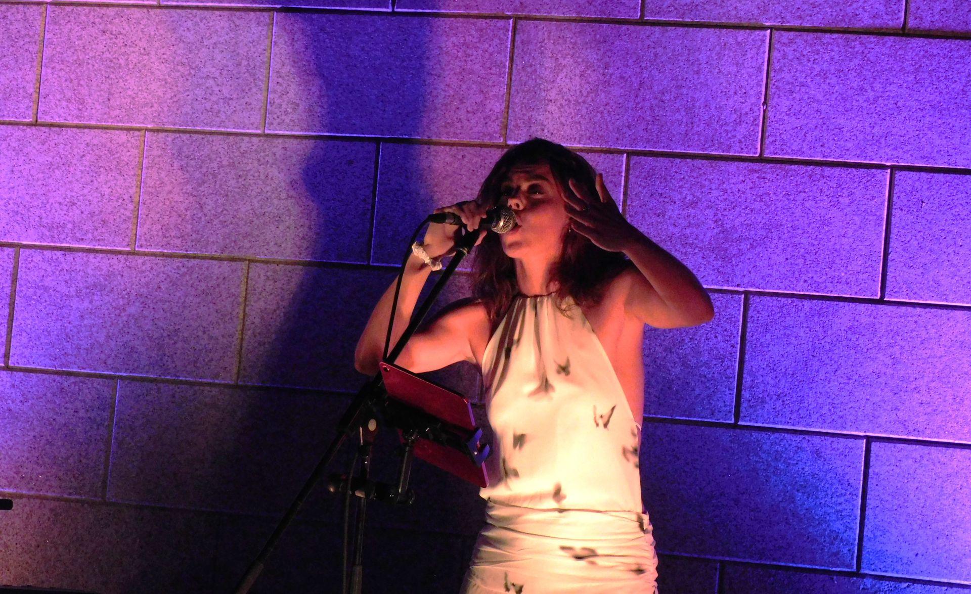 La actriz y cantante Clara Alvarado, profeta en su tierra