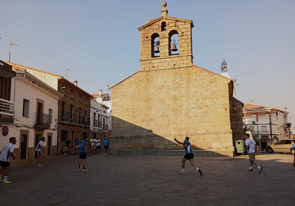Los muros de la iglesia hacen de singular frontón