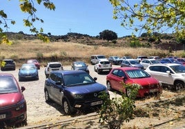 Son numerosos los vehículos estacionados a diario en varias zonas en el entorno del hospital