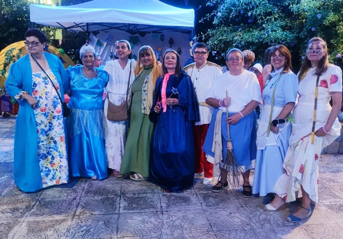 Mujeres de Aldeanueva caterizadas de personas de 'La Cenicienta'
