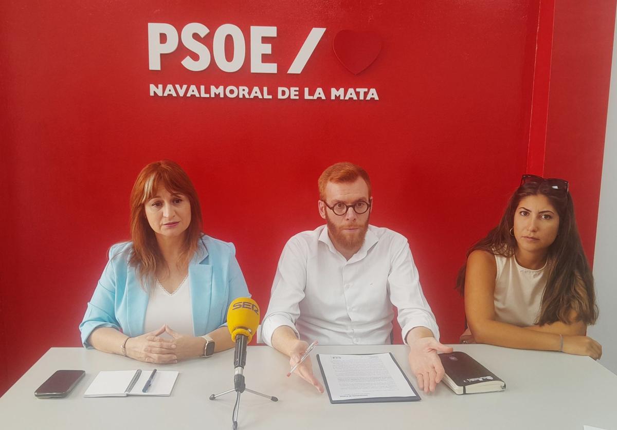 Los concejales socialistas en la nueva sede de la Agrupación Morala