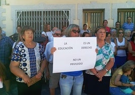 Moviliación vecinal en la plaza de Deleitosa