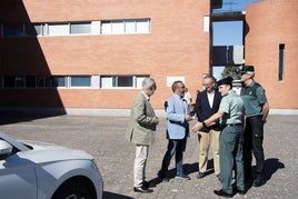 Encuentro de las autoridades en la entrega del vehículo.