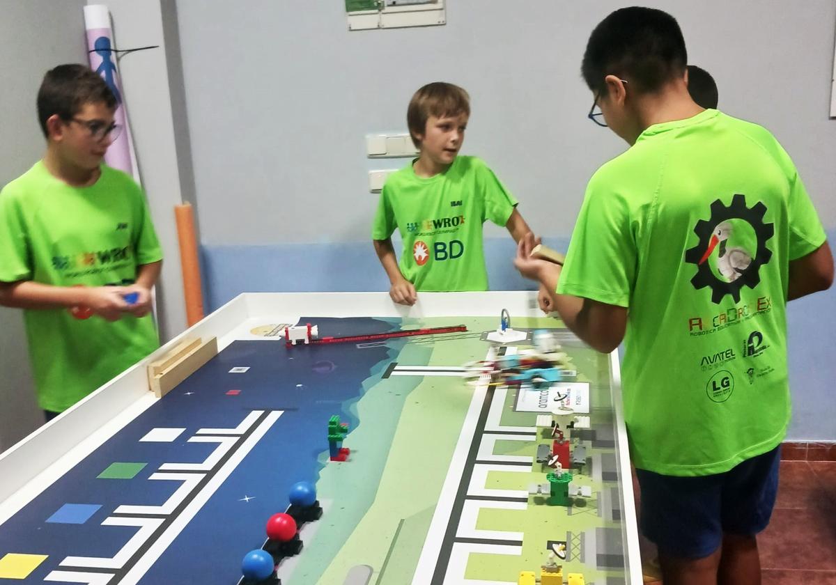 Uno de los equipos que estarán en Cáceres en plena tarea con los robots