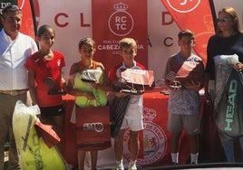 El joven tenista moralo recibiendo el trofeo