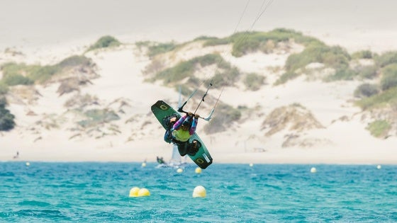 El moralo Nacho Castro, entre los mejores kitesurfistas jóvenes del país