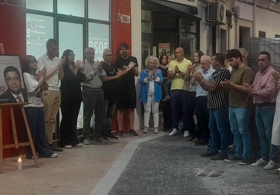 Aplausos en memoria de Fernández Vara tras los cinco minutos de silencio