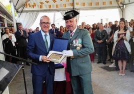 El capitán, Rafael Chaparro, con el alcalde, Enrique Hueso, en el acto celebrado en el cuartel
