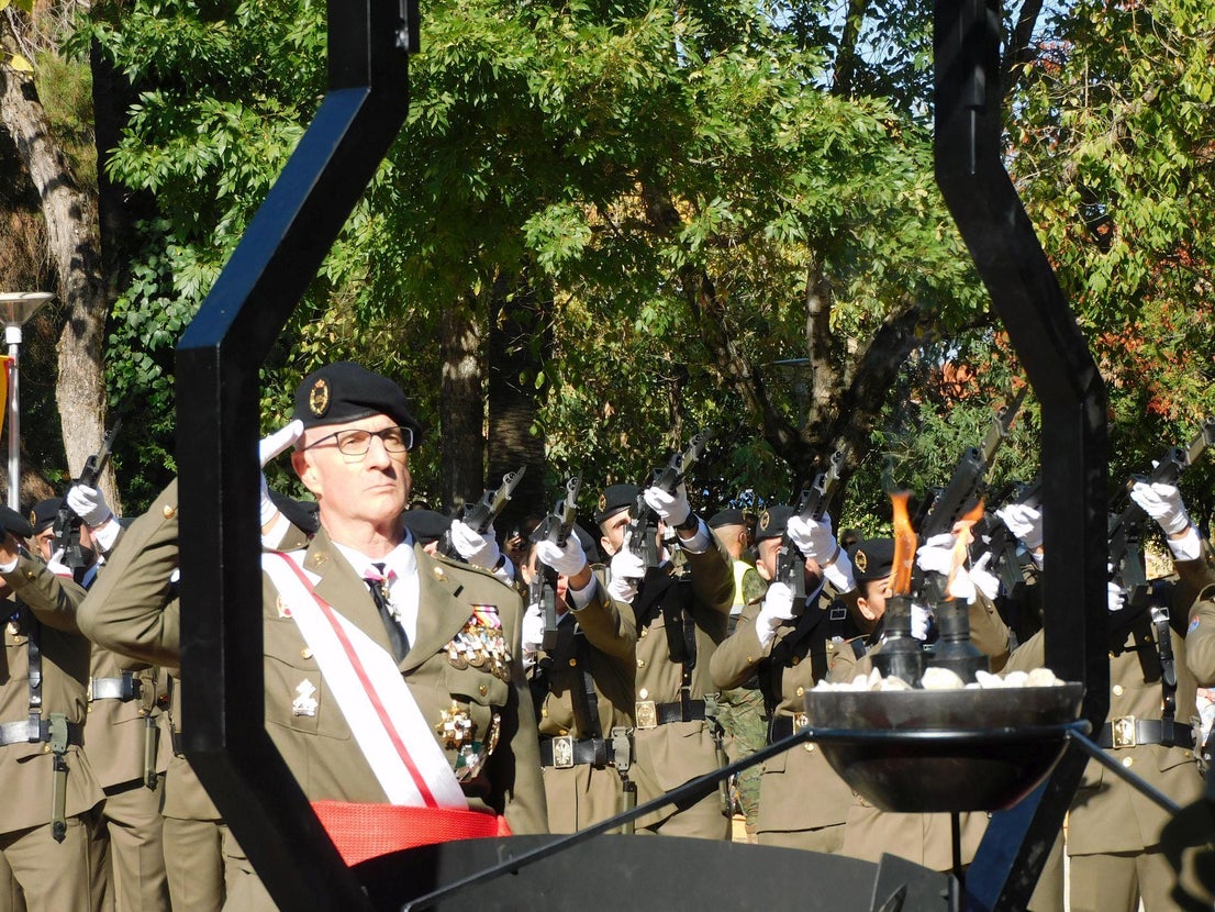 Unos 200 'jurandos' protagonizan una emotiva jura de bandera para personal civil