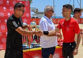 Jayro Muñoz, a la derecha, recibiendo una medalla