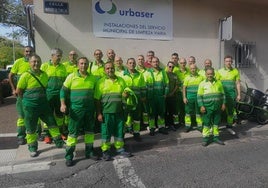 Los trabajadores concentrados junto a las instalaciones de Urbaser