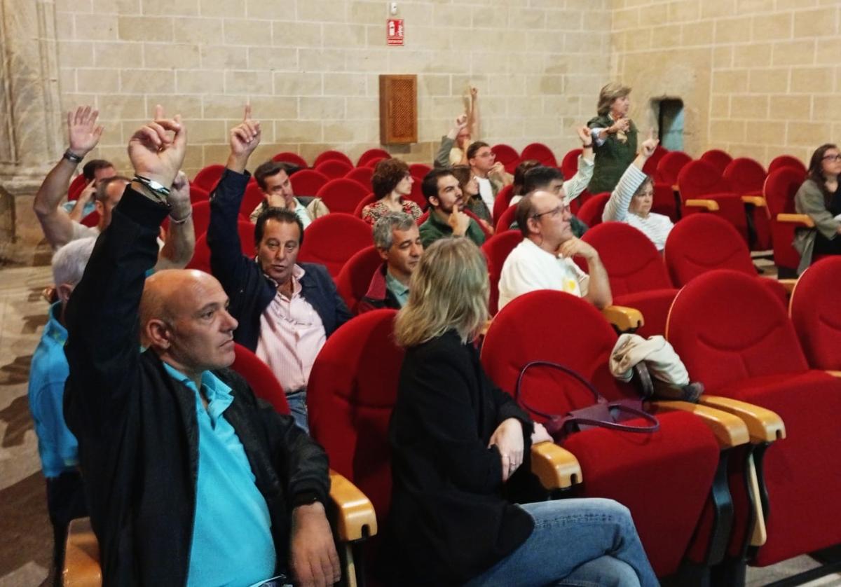 Eugenio Trebejos, votando, en primer plano