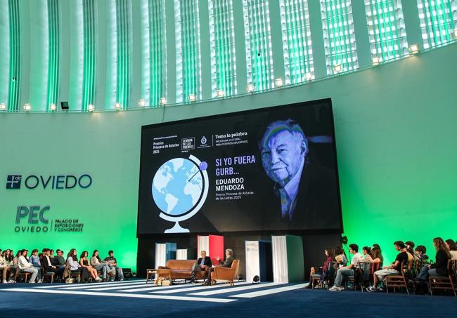 Encuentro de estudiantes con Eduardo Mendoza