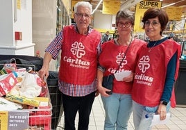 Voluntarios de Cáritas durante la recogida
